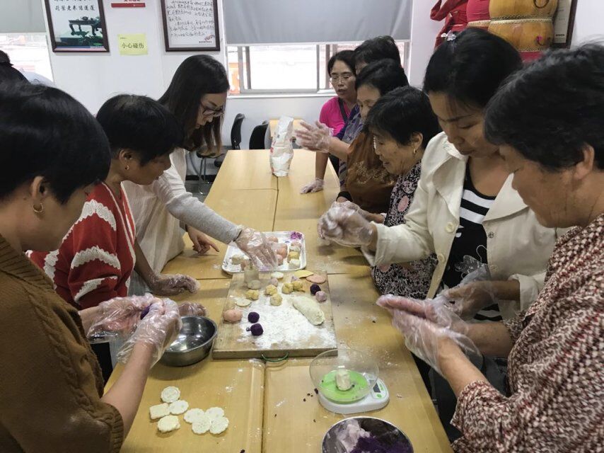 团圆迎中秋 巧手做月饼 (2).jpg